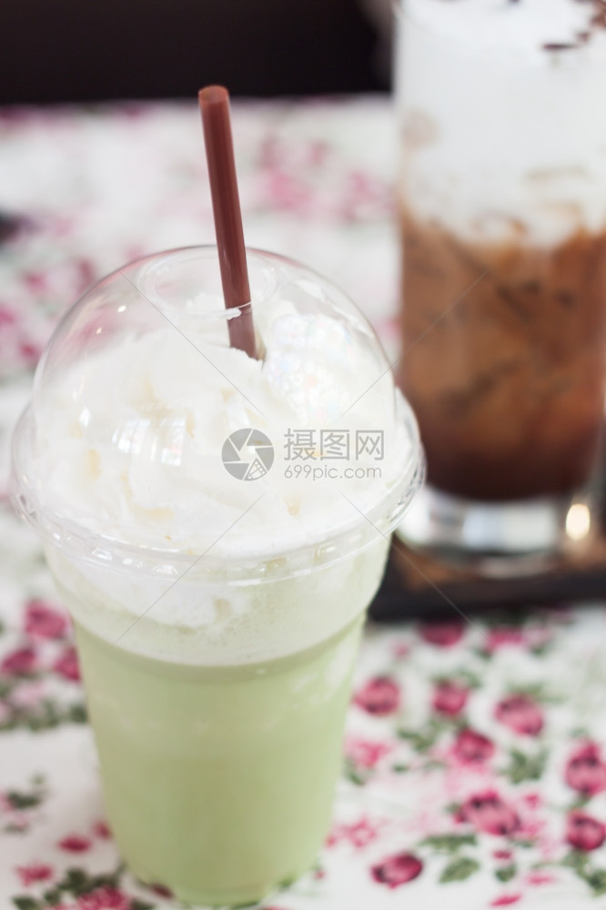 Macha绿色茶和奶油股票照片图片