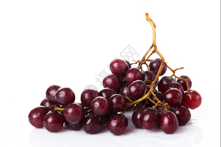 白色背景的清红葡萄和水滴图片