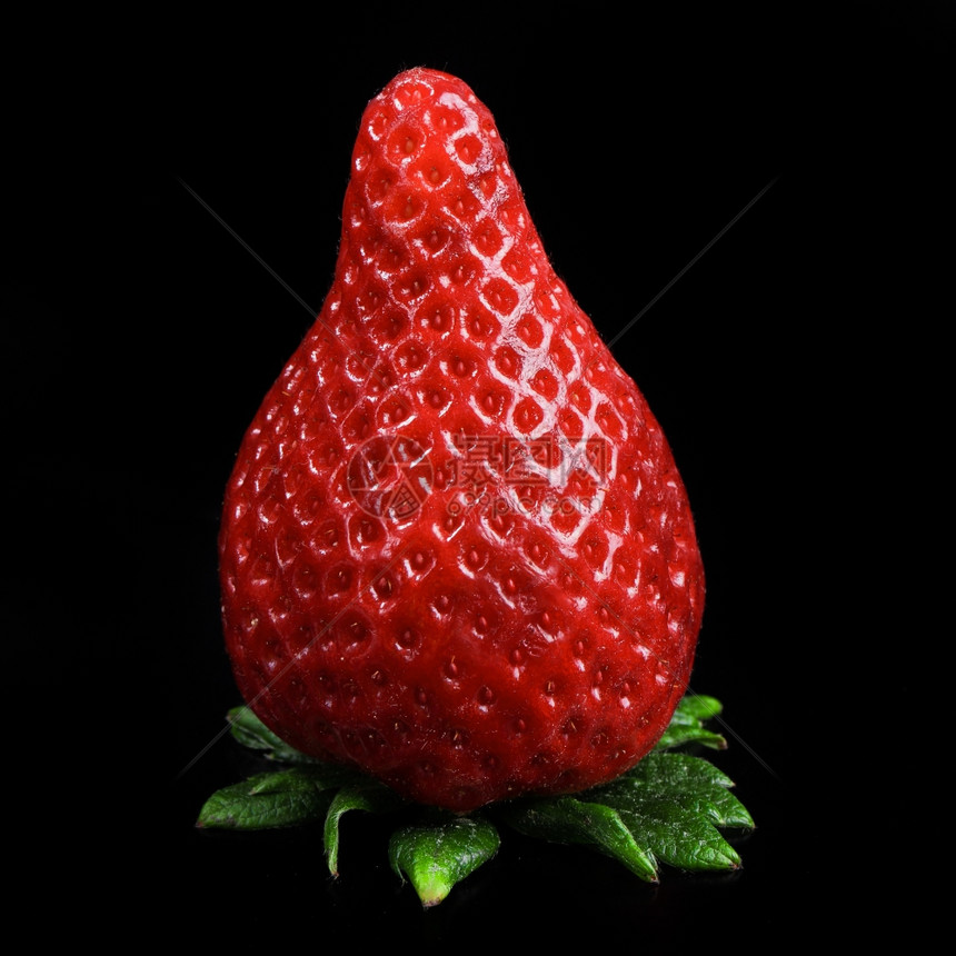 黑色背景的草莓图片