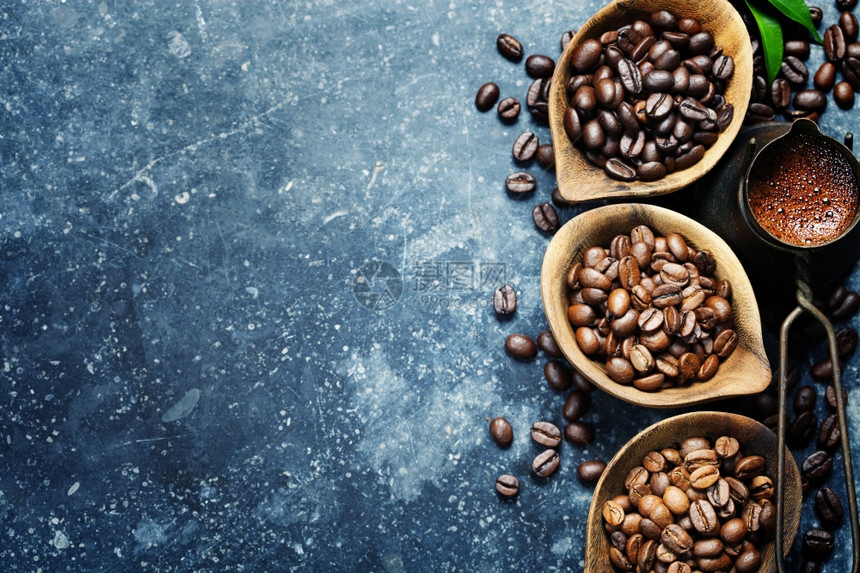 以黑暗古代背景看待三种不同品的咖啡豆顶端视图图片
