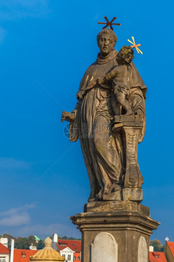 圣安东尼神像与婴儿在捷克布拉格的查尔斯桥上图片