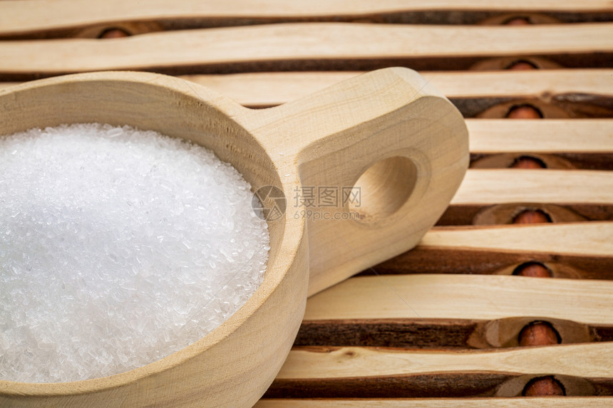 硫酸镁Epsom盐在生锈的木制勺中放松洗澡概念图片
