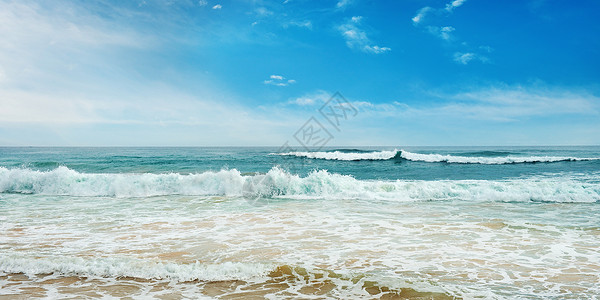 海洋波浪和蓝天空图片