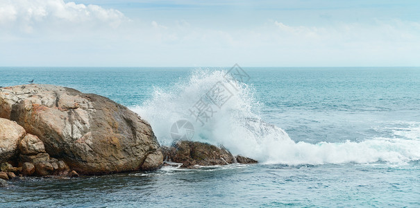 海洋中的岩石和巨浪图片