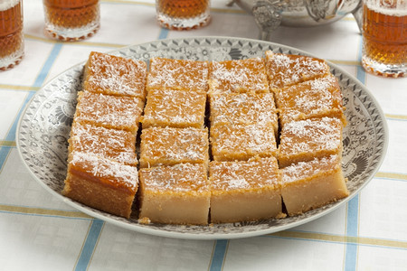 摩洛哥新鲜烤奶酸蛋糕切成碎片图片