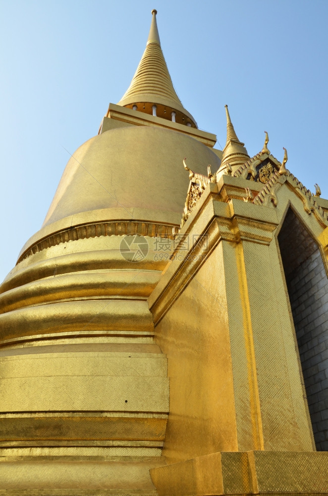 WathraKaew亚洲泰国曼谷蓝天的翡翠佛寺庙图片