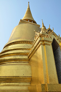 WathraKaew亚洲泰国曼谷蓝天的翡翠佛寺庙图片