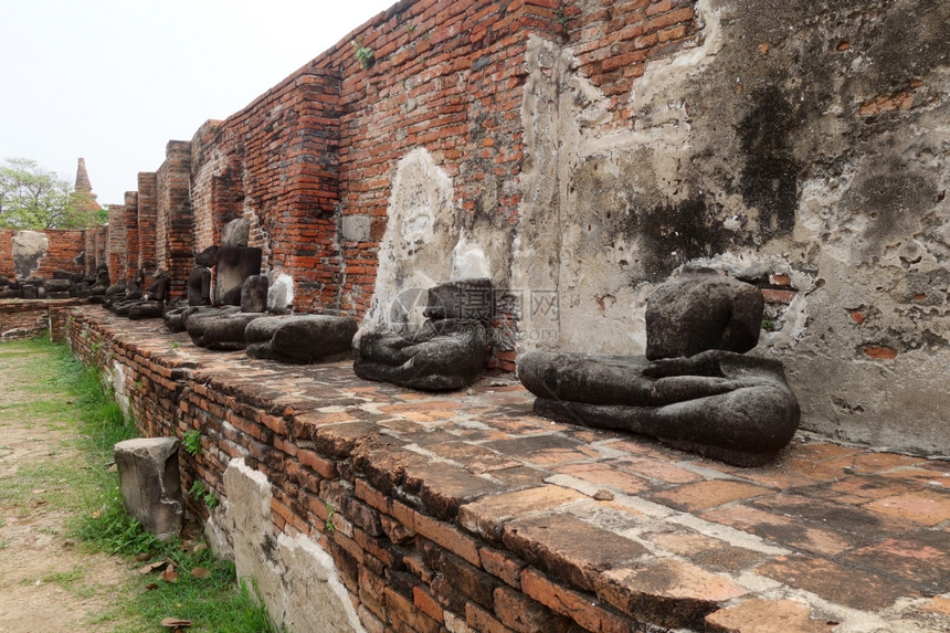 泰国Ayutthaya历史城市YaiChaimongkolWatYaiChaimongkol古老的佛像图片