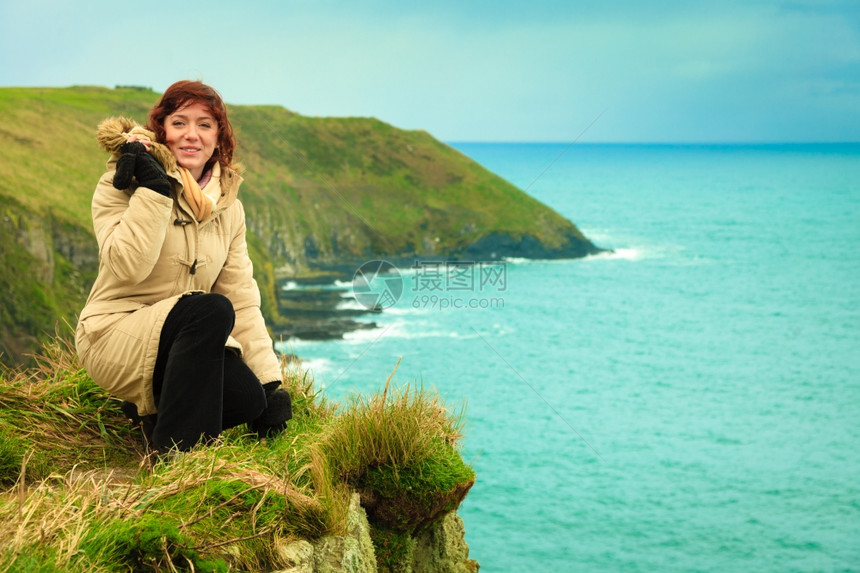 爱尔兰独白海岸女游客站在岩石悬崖上海洋CoCork爱尔兰欧洲自然界的美丽海景图片