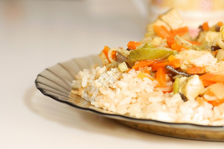 盘子里有米饭菜蔬桌子图片