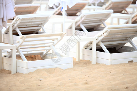 沙滩上的甲板椅背景图片