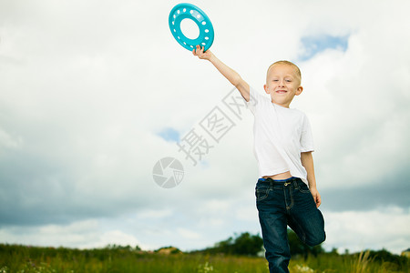 玩蓝飞盘游戏的男孩很开心图片
