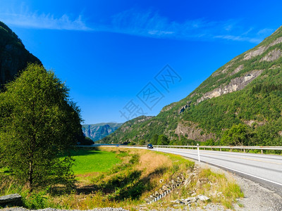旅游度假和行挪威斯堪的纳维亚风景山地和公路图片