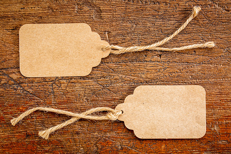 淘宝亲亲价标签两份空白纸价标签对生锈的划痕木材贴上麻绳背景