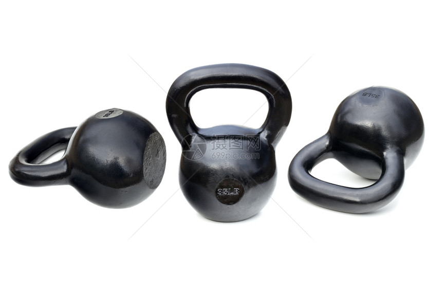 3个黑色闪亮5磅铁壶铃用于举重和健身训练在白色和短路上隔离图片