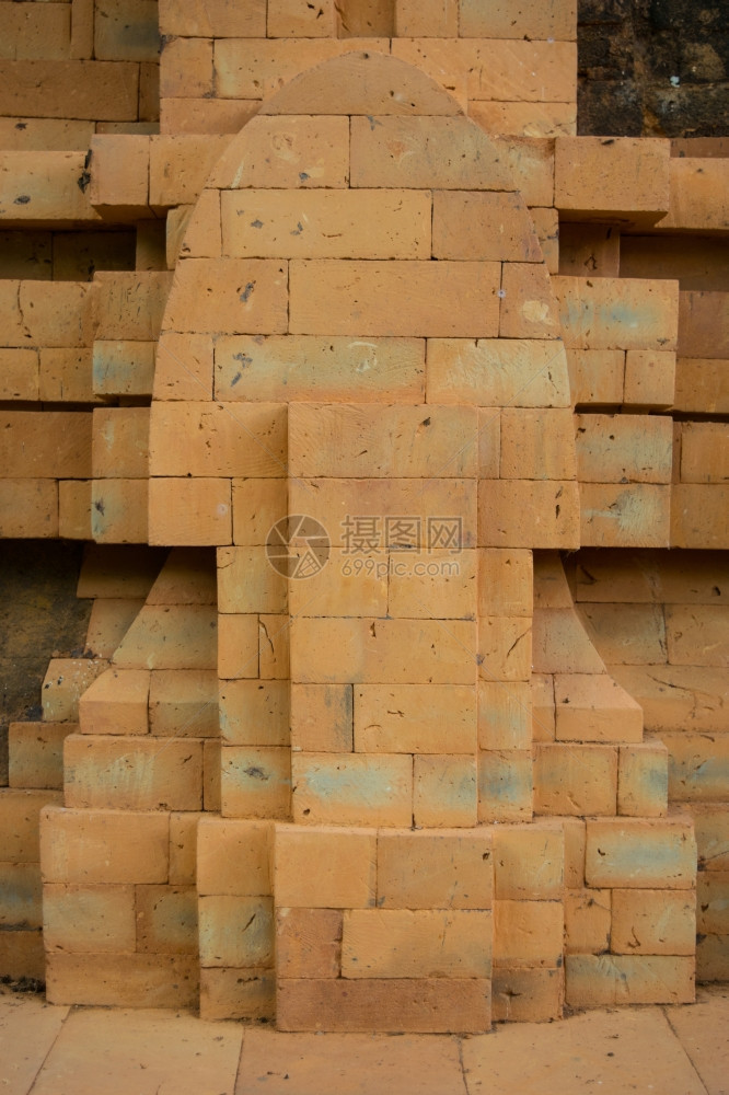 在越南广我孙子圣堂寺庙被毁坏的兴都神雕像图片