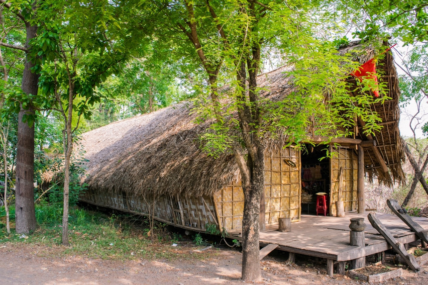 在越南达克拉省房屋通常由木材制成图片