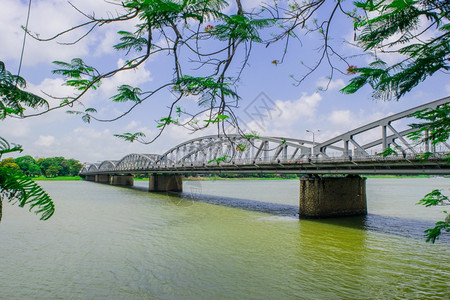 越南Hue的ThuongTien桥图片