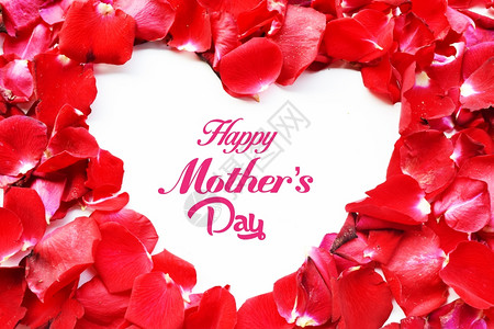 快乐的母亲日红玫瑰花瓣之心图片