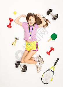 带着金牌和体育装备的快乐运动女孩图片