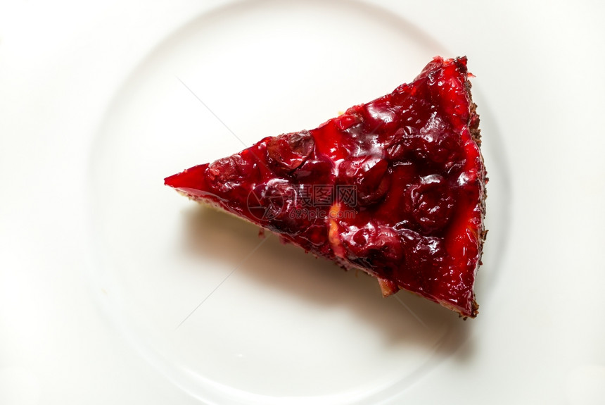 白盘上美味樱桃芝士蛋糕切片的近镜头图片
