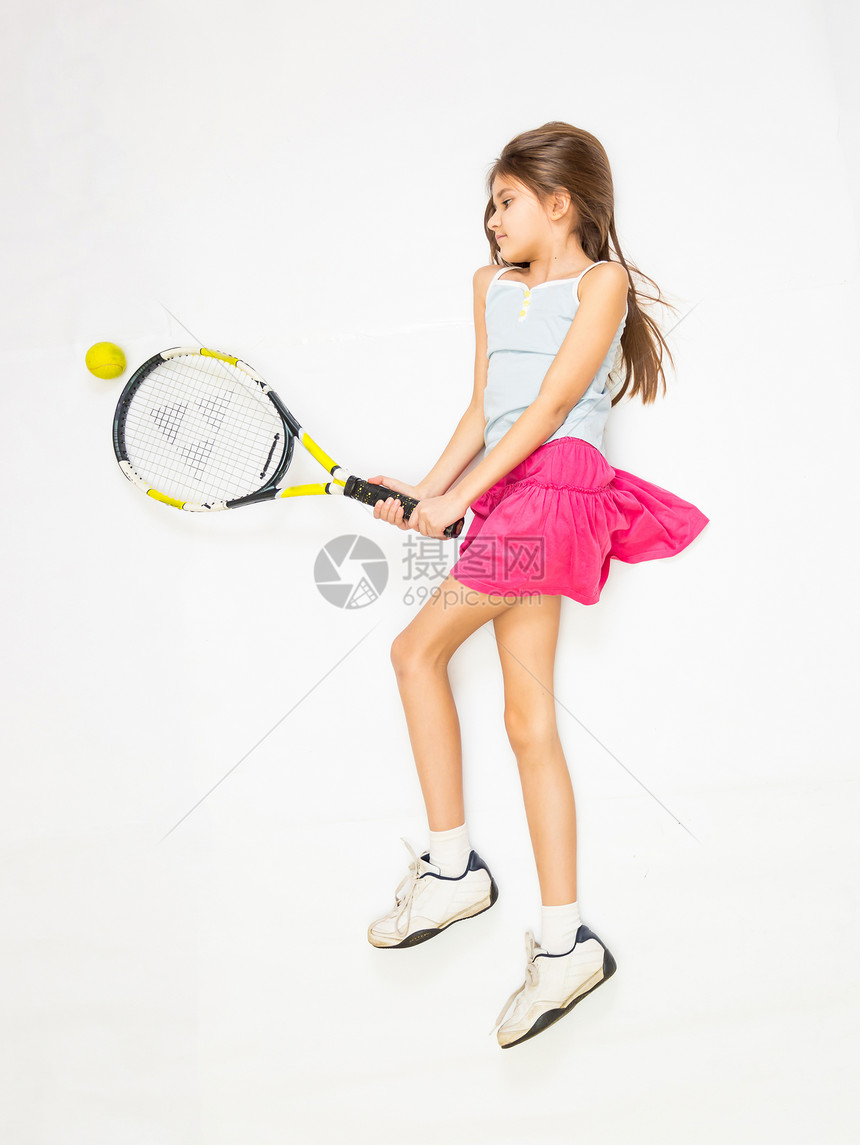 小女孩躺在地上假装打网球图片