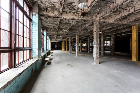 旧的废弃工业内厅和大窗户图片