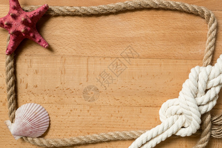 旧木板有绳架的旧木板装有海结和贝壳饰的绳架图片