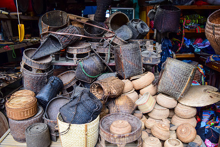 越南MaiChau某地传统手工制鼓高清图片