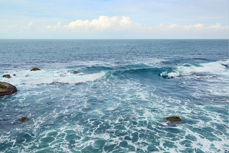 美丽的海洋波浪和蓝天空图片