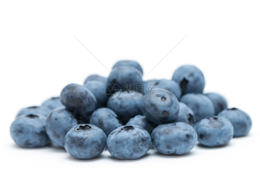 白上孤立的蓝莓图片