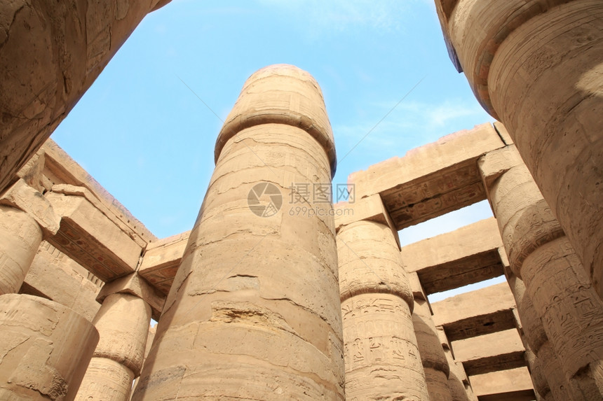 在埃及卡纳克的象形文字中紧的柱子图片