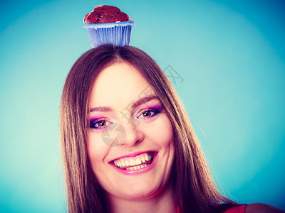 甜食糖让我们快乐笑的疯女人头蓝背着蛋糕巧克力松饼图片