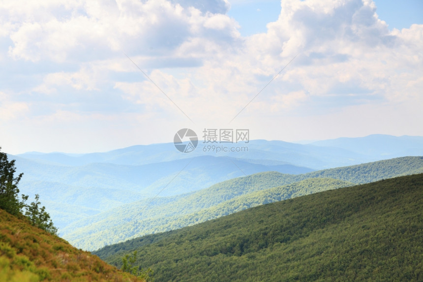 自然和环境美丽的绿山夏季区景观旅行和游图片