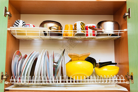 家务卫生和清洁概念家里脏兮厨房的排水器厨房里有干净的洗碗盘子背景