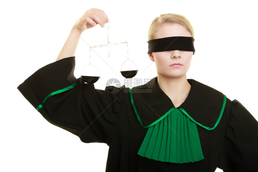 法律庭概念女师穿着蒙眼睛的经典黑色绿袍的型抛光黑绿礼服有一定的分寸Femida正义的象征标志孤立在白色上图片