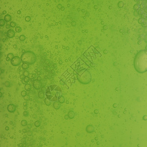 绿色抽象的含肥皂泡模糊液体背景图片