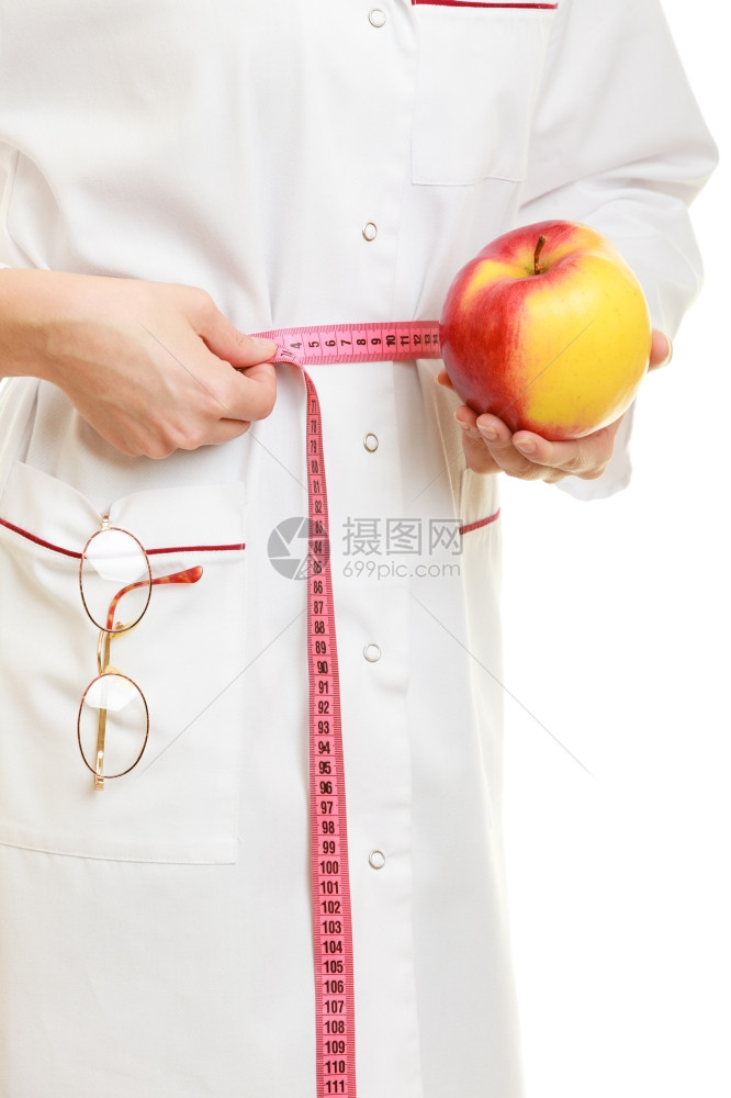 穿着白色大衣的妇女建议健康食品医生专家饮食师拿着水果苹腰部被隔离图片