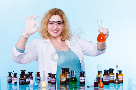 实验室快乐的女化学家或生科研究员化玻璃器械测试瓶图片