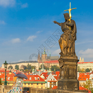 浸礼会圣约翰神像查尔斯桥雕塑在捷克布拉格早上图片