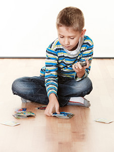 可爱男孩玩教育卡在地板上图片