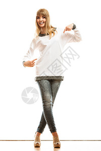 T恤衫设计概念全长金发时装女裤白长袖衬衫指着自己孤立背景图片
