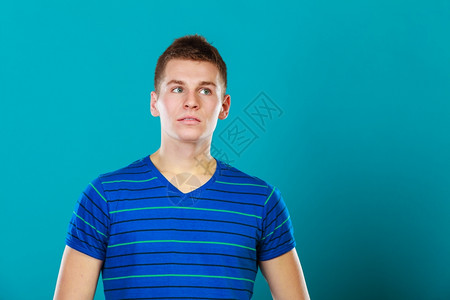 年轻男人的思维深熟虑的表情蓝色图片