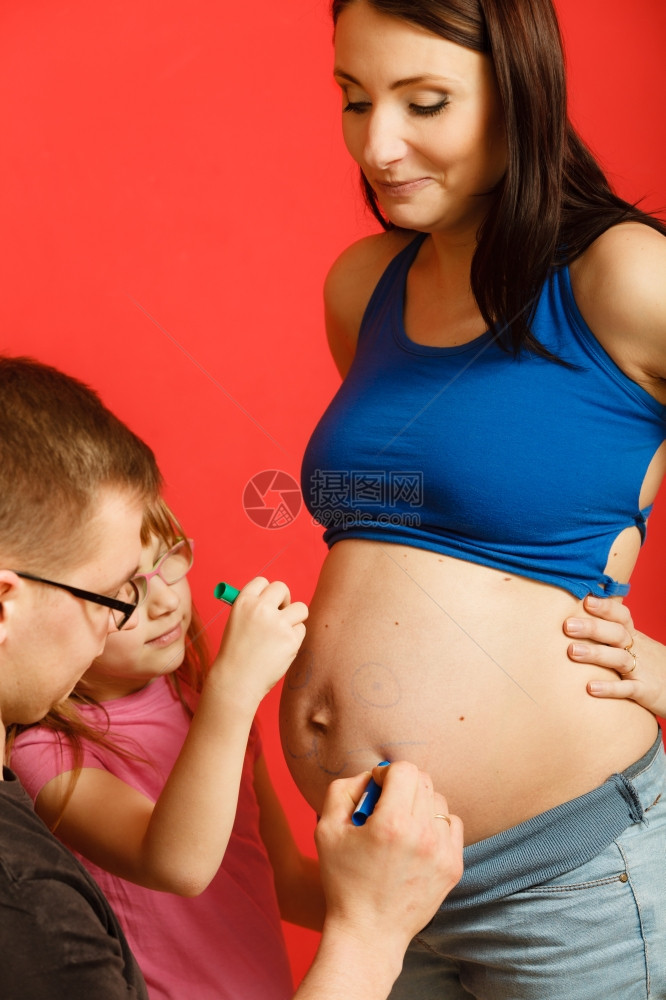 家庭期待新婴儿玩得开心在孕妇肚子上画图片