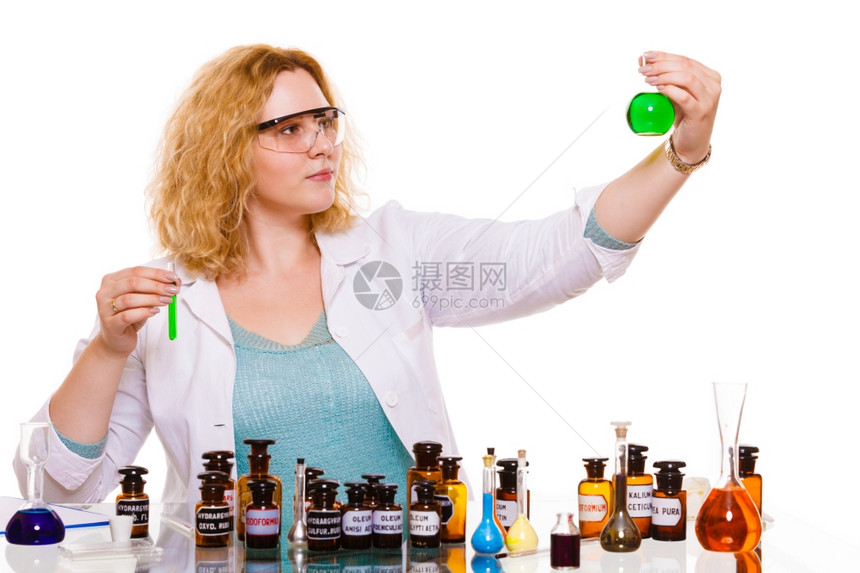 化学女家或生实验室助理或科学研究员带有化学玻璃软件试验瓶图片