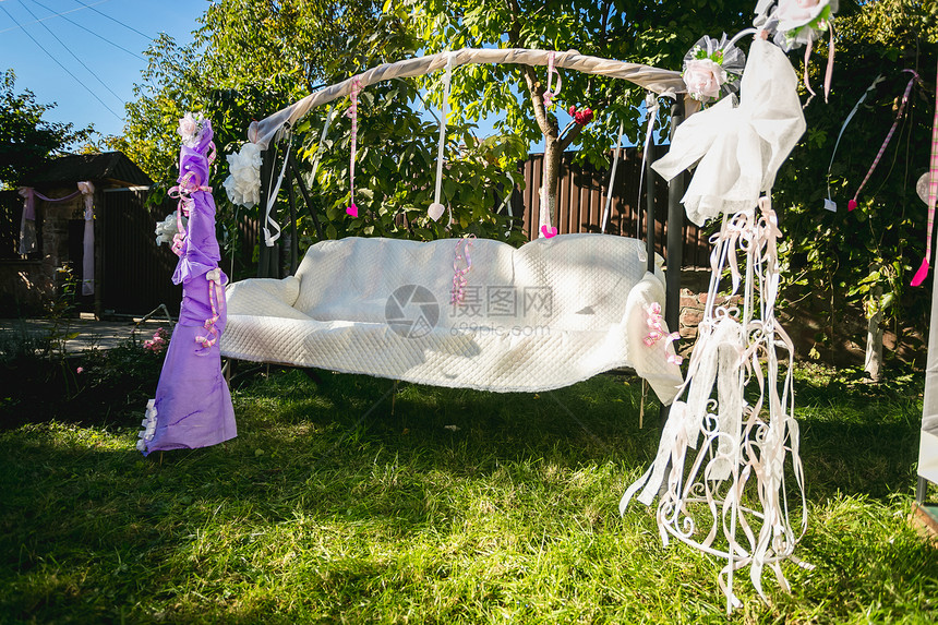 在后院举行婚礼秋千时美装饰的外门照片图片