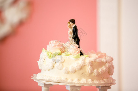 新娘和郎在婚礼蛋糕上图片