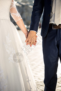新娘和郎在户外握手的近照图片