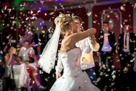 美丽的金发新娘在餐厅跳舞飞行彩色图片