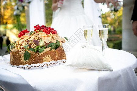 传统正婚礼面包的近镜头放在礼仪桌上图片